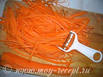 Фото. Корейские салаты. Морковь по корейски. Режем морковку специальным ножом.