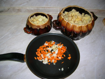 Фото. Горшочки. Тушеный картофель с куриными грудками. Лук и морковку мелко режем.
